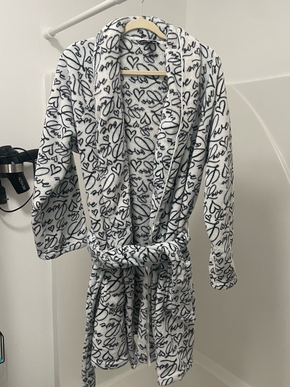 Victoria’s secret Cozy White Fleece Robe with Black Script Hearts